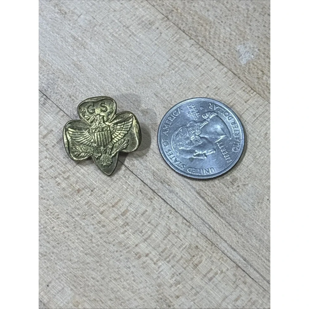 Vintage Girl Scout Membership Pin Gold Tone Trefoil Eagle G.S. Type 5 WWII Era